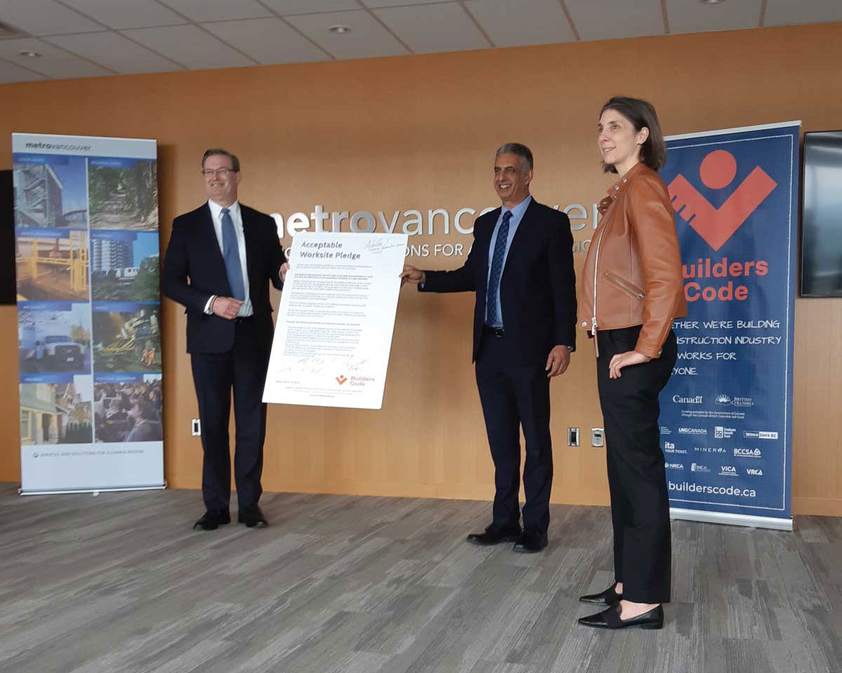 Group photo presenting worksite pledge