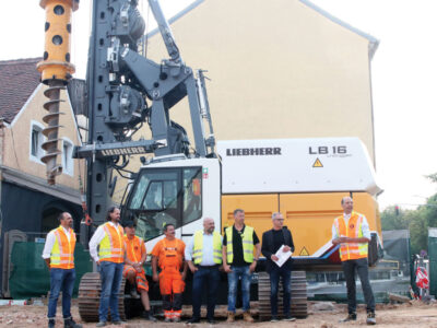 Group standing in front of Liebherr LB 16 Unplugged