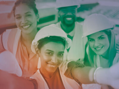 Young construction workers taking group photo | Jeunes ouvriers du bâtiment prenant une photo de groupe
