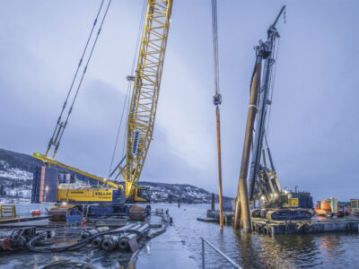 Libherr cranes on barge | Grues Libherr sur barge