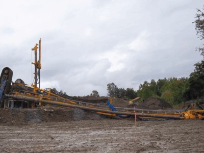 Piling rig toppled on its side