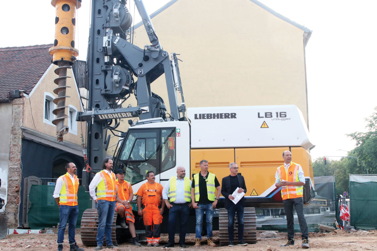 Group standing in front of Liebherr LB 16 Unplugged