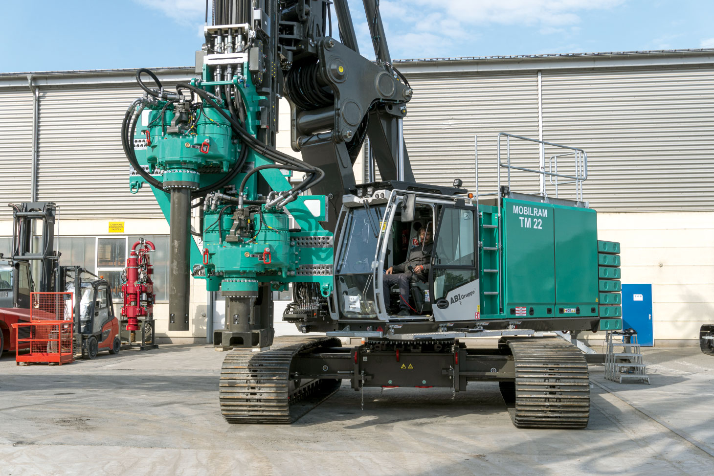 Front view of MOBILRAM TM 22