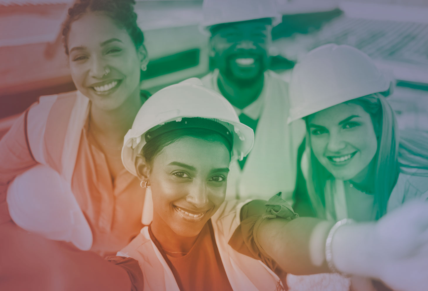 Young construction workers taking group photo | Jeunes ouvriers du bâtiment prenant une photo de groupe