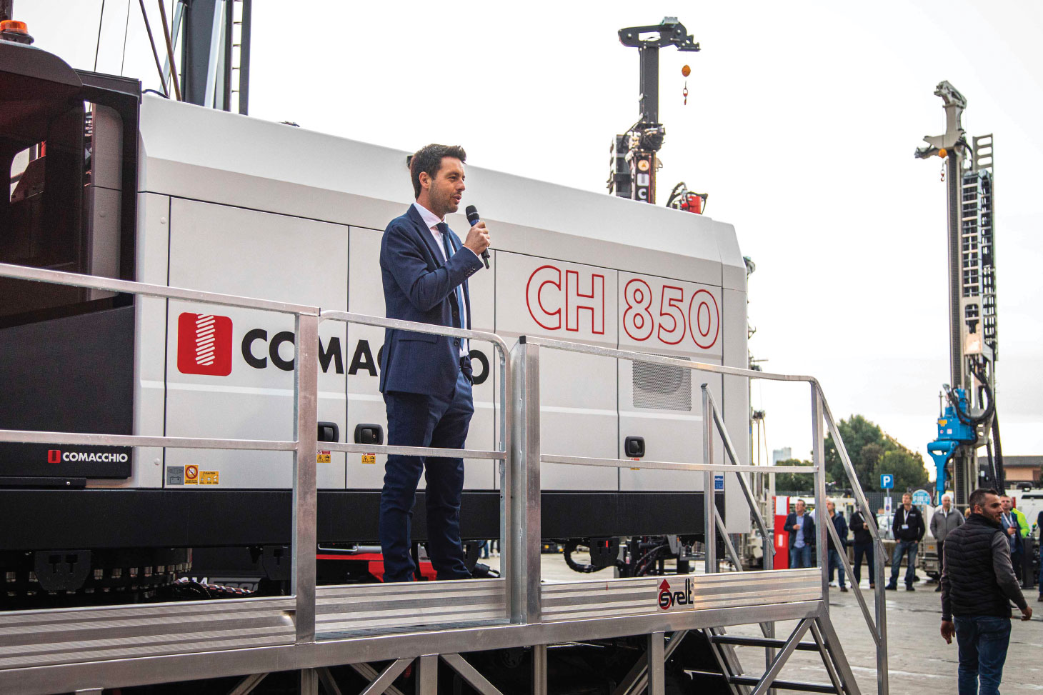 Presenter on stage in front of Comacchio CH 850