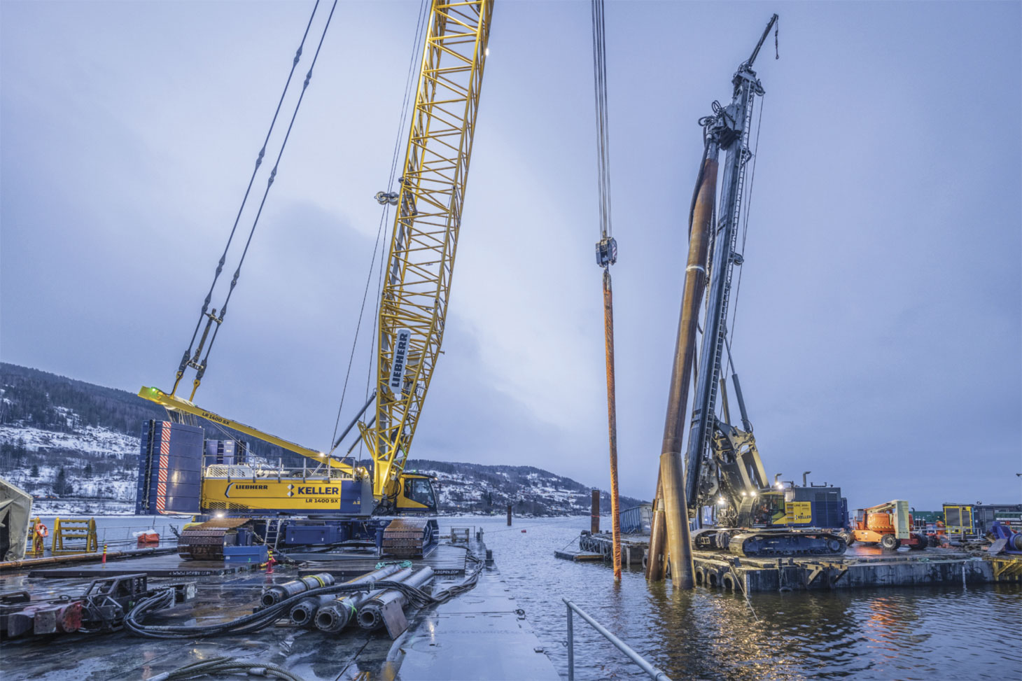 Libherr cranes on barge | Grues Libherr sur barge