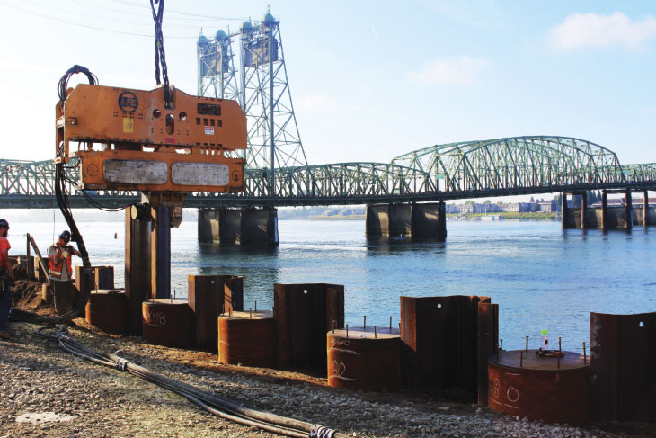 Chantier de construction avec un pont en arrière-plan