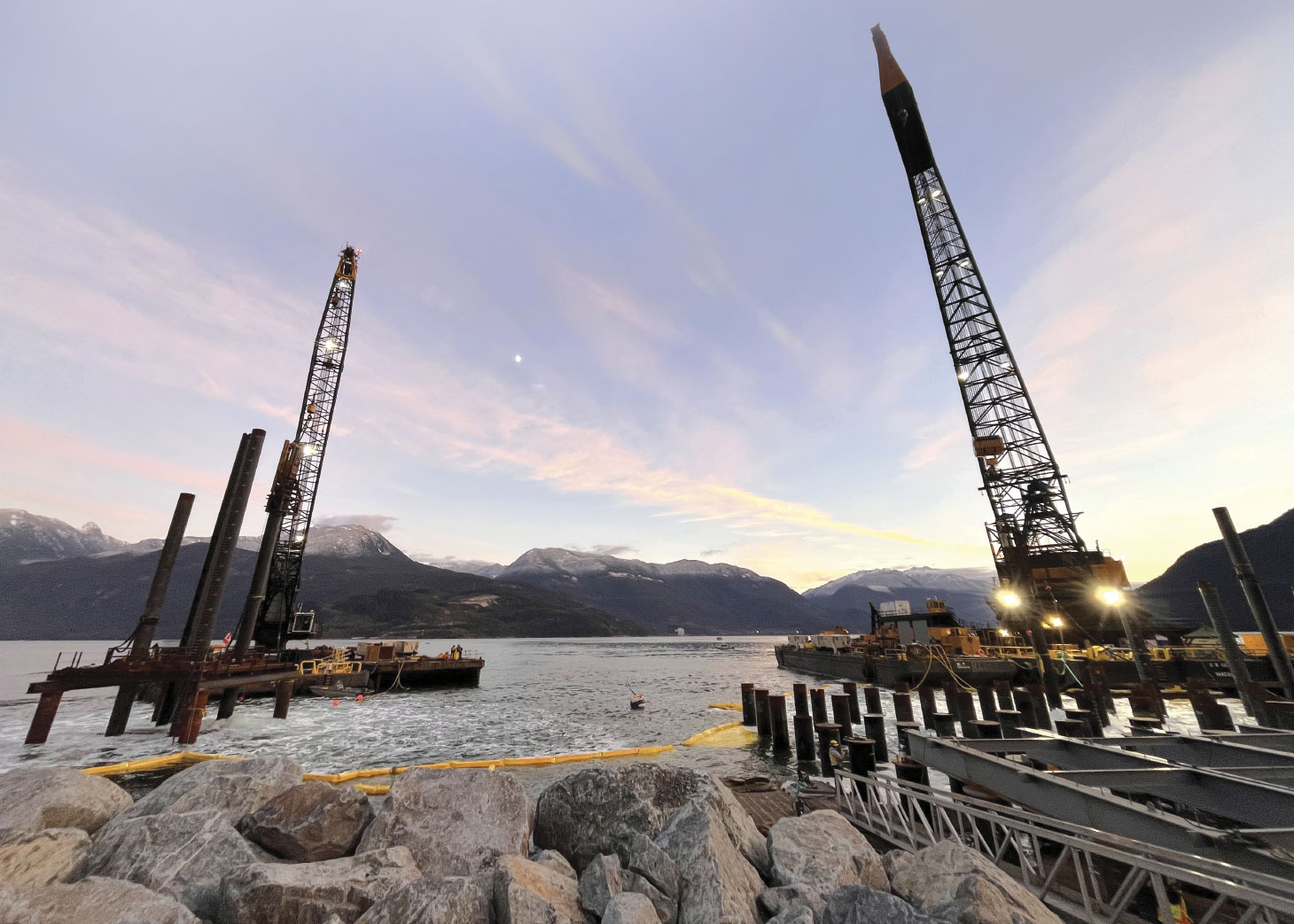 Installing piles on the shoreline | Installation de pieux sur le rivage