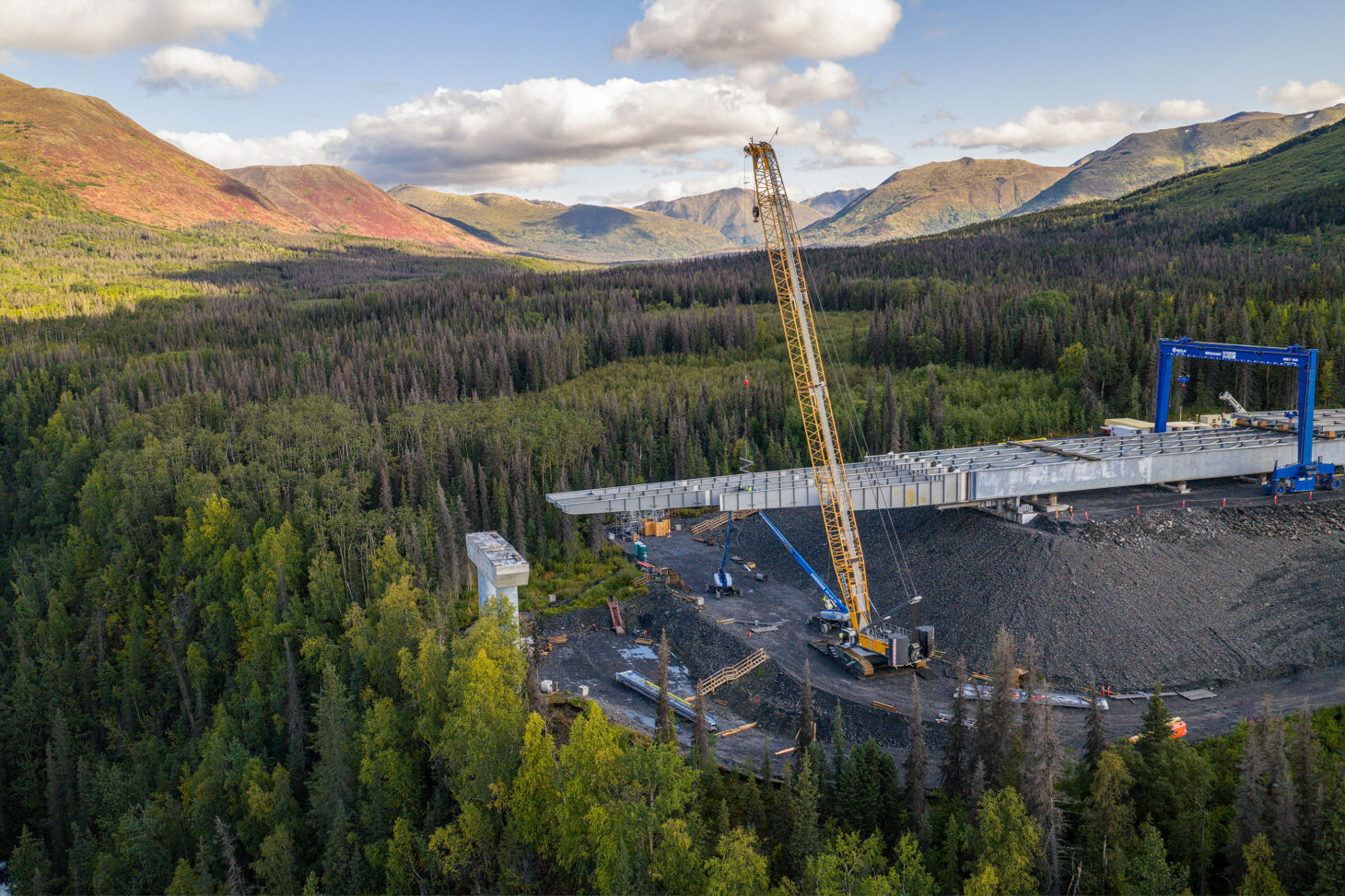 The use of Liebherr crawler cranes requires careful planning due to the remote location of the bridge (Photo: Liebherr Group)