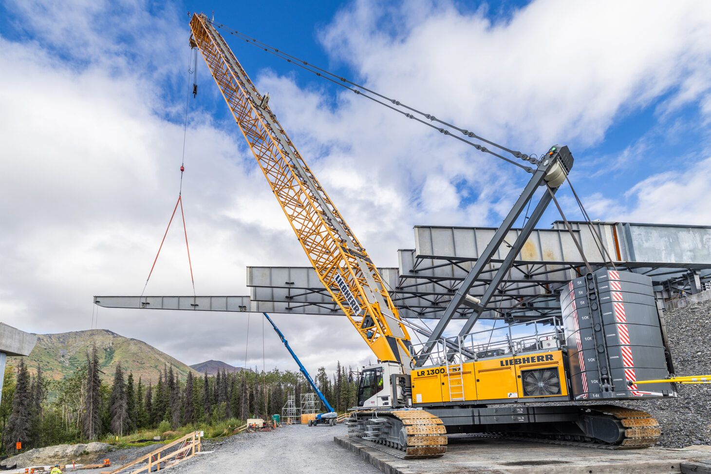 The steel girders are positioned on both sides of the canyon by an LR 1300.1 SX (Photo: Liebherr Group)